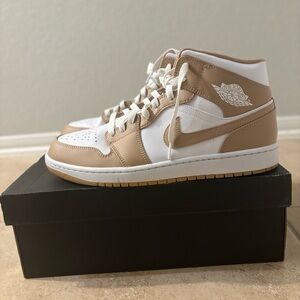 Air Jordan Mid 1
